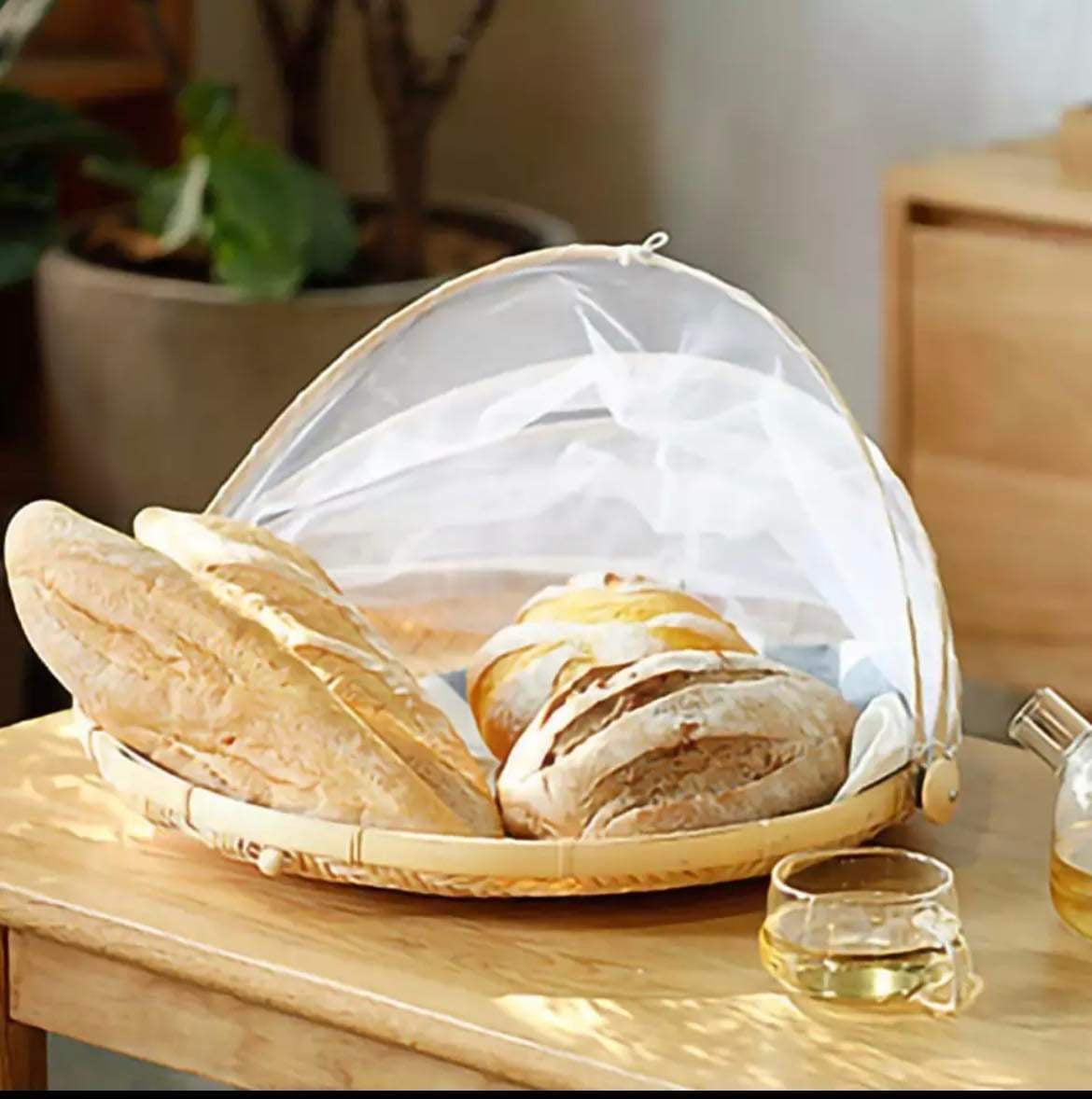 Portable food serving tray with mesh cover